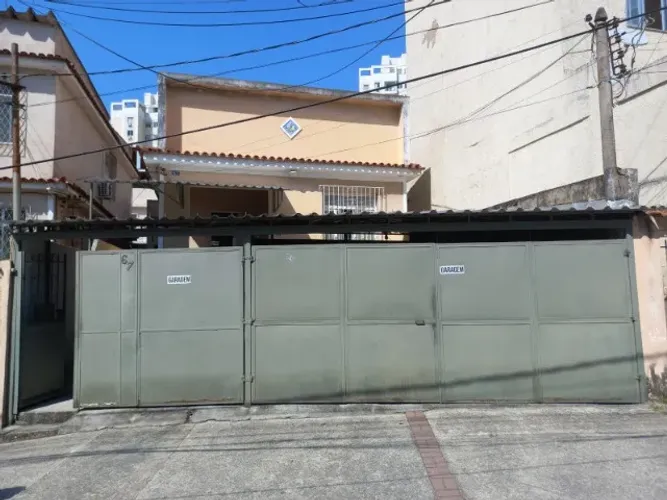 Vende-se Terreno com 1 Casa de Frente e 2 Aptos no Fundos em Vaz Lobo