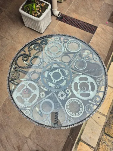 Mesa artesanal ferro com peças de moto