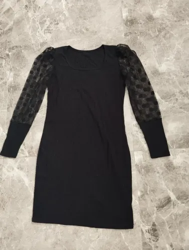 Vestido Preto Elegante com Mangas Detalhe