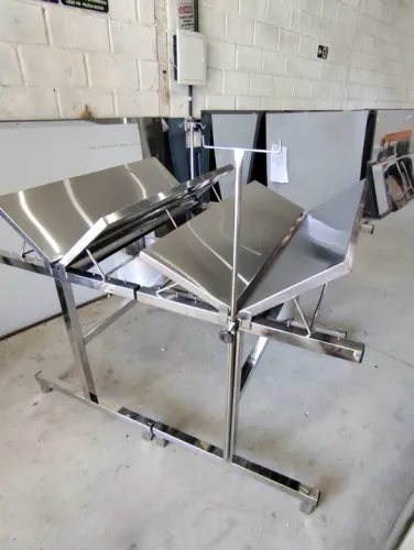 Mesa Calha em Aço Inox para Clínicas Veterinárias - Com Balde e Suporte de Soro