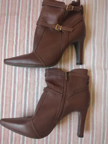 Bota marron salto fino cano baixo