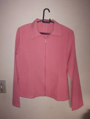 Casaco social feminino, cor salmão, modelo básico, corte social e acinturado.