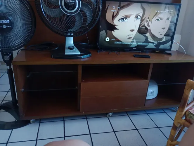 Rack de TV em madeira com 2 prateleiras de vidro