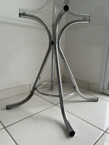 Mesa com tampo de vidro e pés cromados 