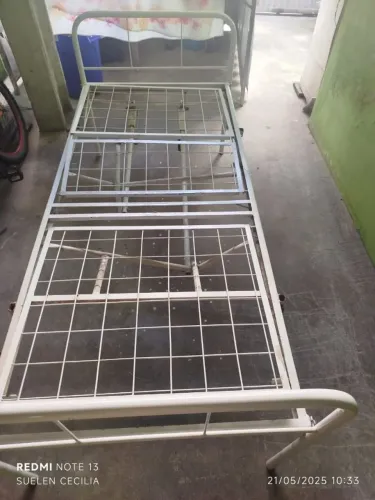 Cama hospitalar de metal, com colchão