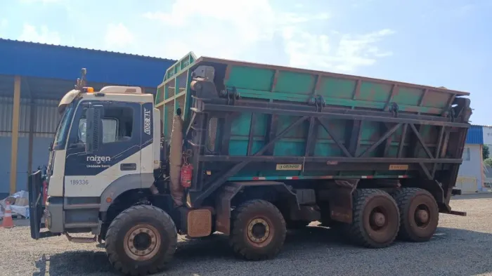 MB 3131 8X4 PNEU ALTA FLUTUAÇÃO COM TRANSBORDO 21T