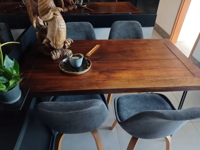 Mesa com 4 cadeiras estilo industrial moderno