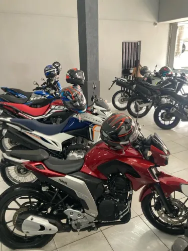 Yamaha FZ25 seminova vermelha, ótimo estado de conservação!