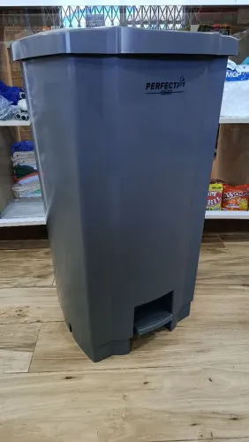 Lixeira com Pedal Super Reforçada 100L Perfect Pró CINZA Última Peça Pequeno Defeito