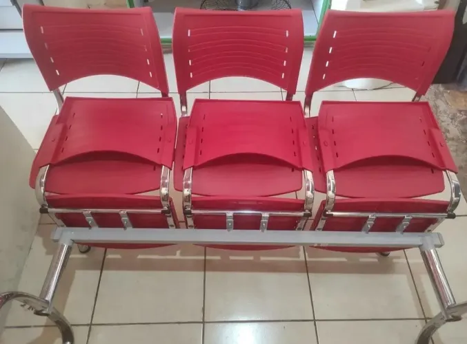 Longarina 3 Lugares Vermelha - Ideal para Sala de Espera e Recepção