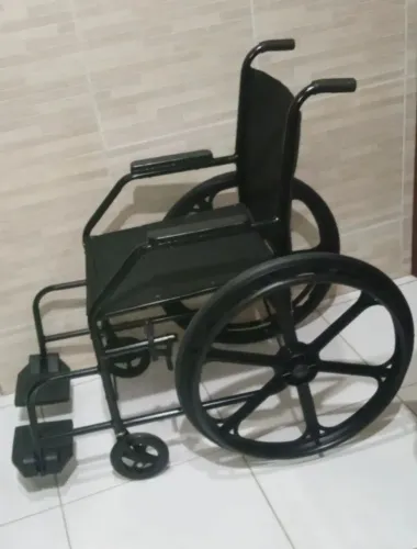 Cadeira de rodas dobrável.