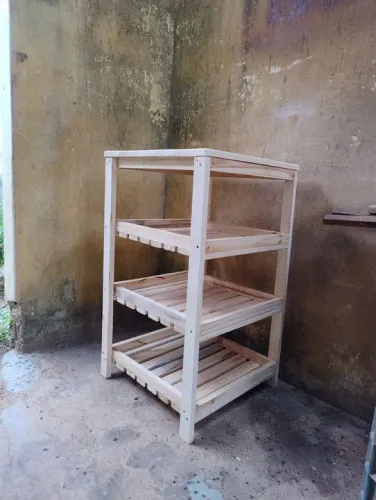 Estante de madeira nova para organização