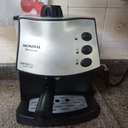 Cafeteira Expresso Mondial Premium.