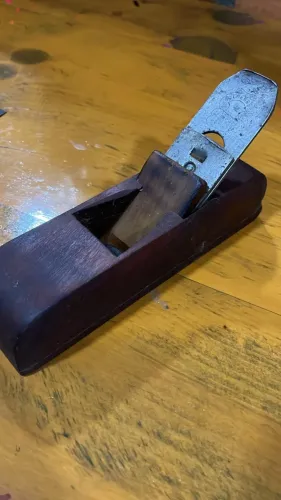 Plaina antiga de madeira francesa