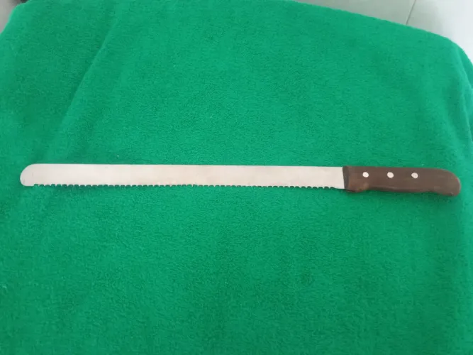 Faca de serra grande em aço inox 35cm para pães e bolos