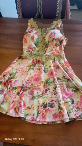 Vestido casual de renda e tule