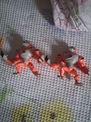 2 bonecos ben 10 em perfeito estado pra crianças de 0 anos 10 anos de idade