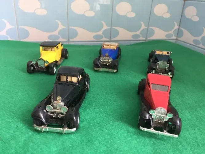 Conjunto de Carrinho de fricção de ferro - 05 peças Superior Racers 2