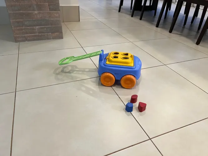 Caminhão de Brinquedo com Formas