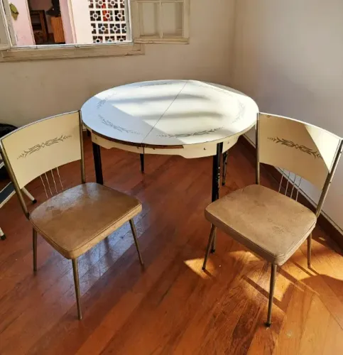 CONJUNTO VINTAGE | MESA DE FÓRMICA + 2 CADEIRAS