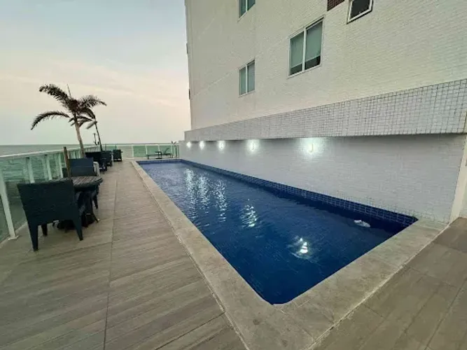 Amplo Apartamento Pé na Areia de 71m2 com 2 Quartos Mobiliado e Projetado,