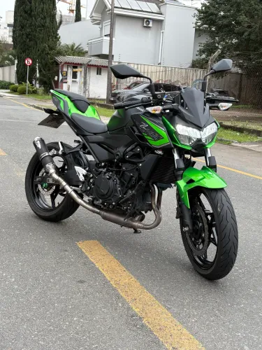 Kawasaki Z400 2021 Verde e Preto Fosco