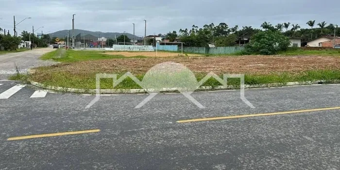 Amplo Terreno de Esquina com Área Total de 417 m²