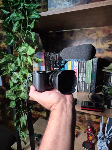 Sony ZV-E10 + Lente 35mm + Microfone Comica VM20 + 3 Baterias | Kit Completo