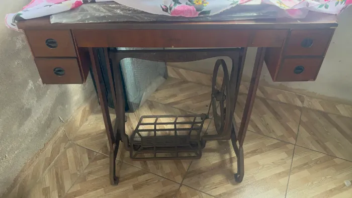 Mesa para máquina de costura antiga pé de ferro
