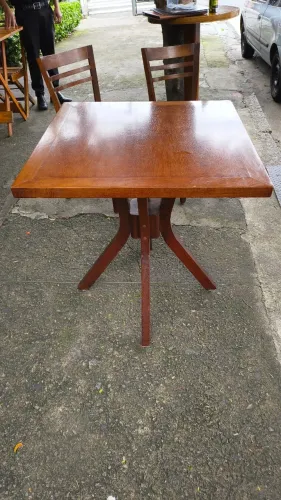 Conjunto com 20 mesas 70x70 e 40 cadeiras com estofado para restaurante