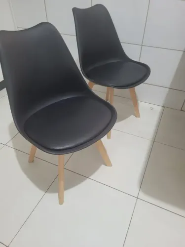 Jogo cadeira Eames com estofado no assento