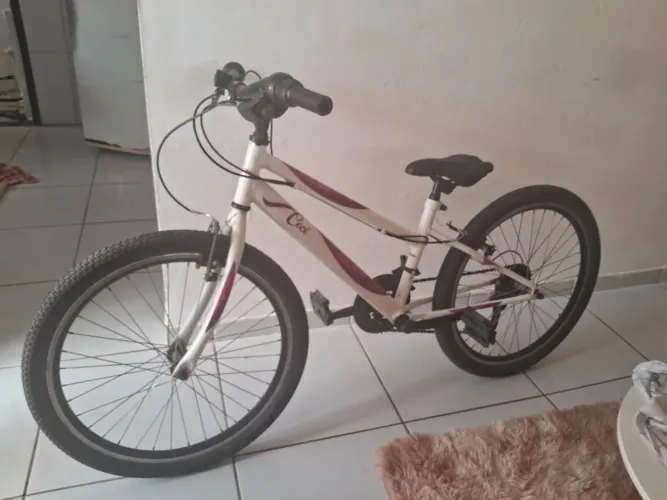 Bicicleta feminina aro 24 semi nova 
