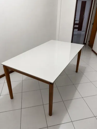 Vendo mesa, tampo de vidro em ótimo estado. 1,80 x 1,00. 