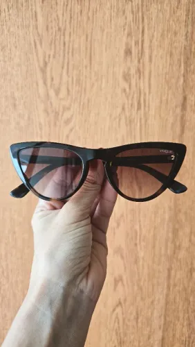 Lindo óculos de sol da Vogue original