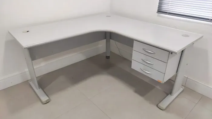 Mesa de escritório em L com 3 gavetas 150x150/74,5