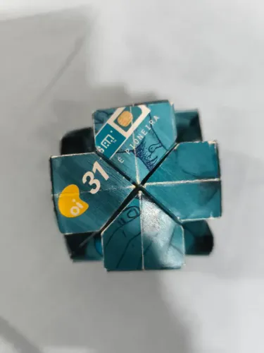 Cubo Origami Geométrico Retrô - Arte em Papel Anos 2000