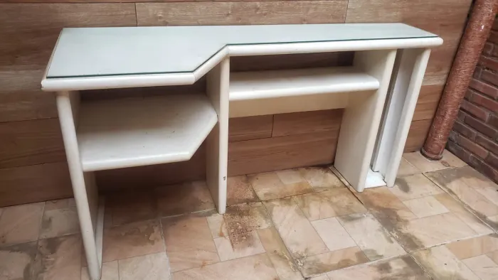 Mesa para estudo em L com tampa de vidro