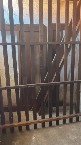 Cama de casal de madeira