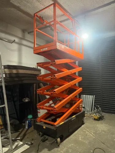 Platafarma elevatória tesoura