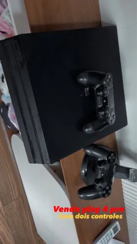 Play 4 1tb pro, dois controles, 6 jogos