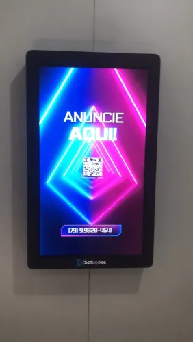 Totem de anúncio publicitário