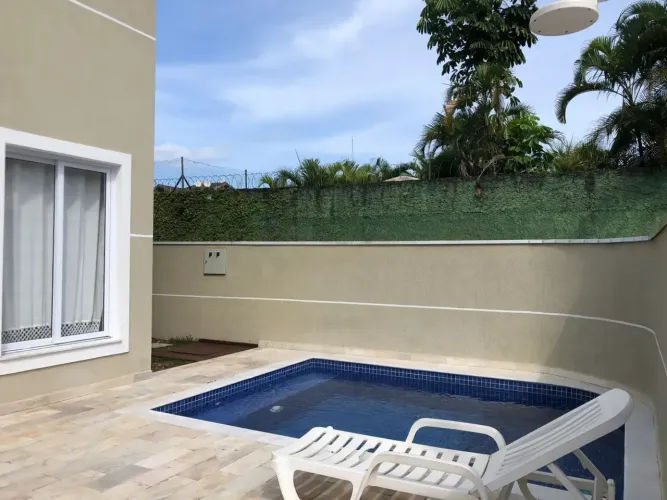 Casa com piscina privativa em condomínio a 100 metros da praia em Maresias
