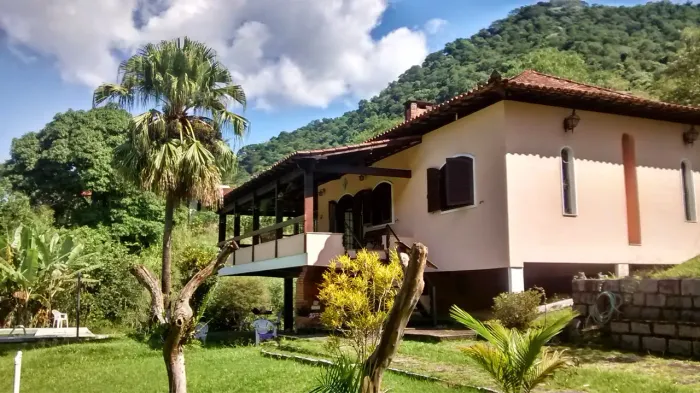 VENDO CASA EM CACHOEIRA DE MACACU - piscina/cachoeira/churrasqueira