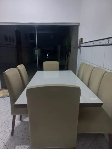 Mesa de jantar de vidro com 8 cadeiras. Valor 2.000,00(dois mil reais)uras