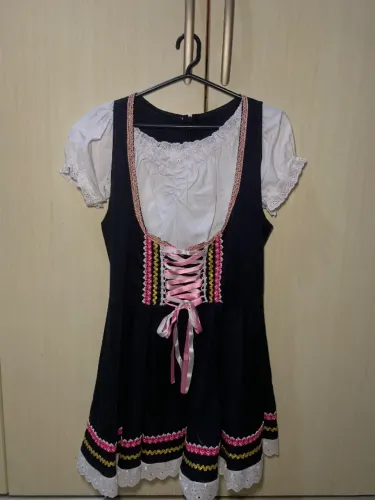 Traje Típico Alemão / Oktoberfest + 2 Blusas e 2 Tiaras