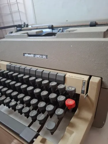 Máquina de escrever Olivetti Linea 98