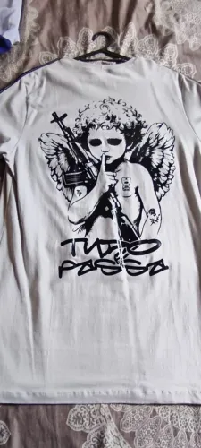 Camisa tudo passa cor cinza com estampa de anjo nas costas