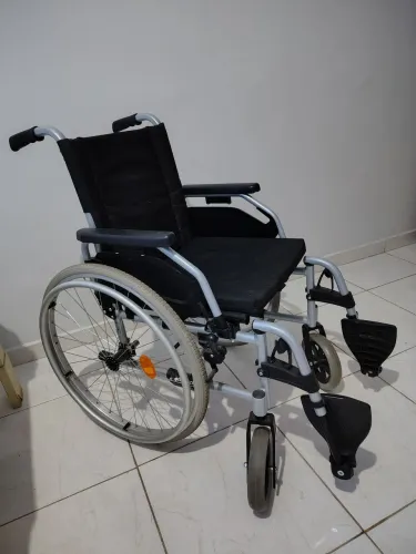 Cadeira de Rodas semi nova