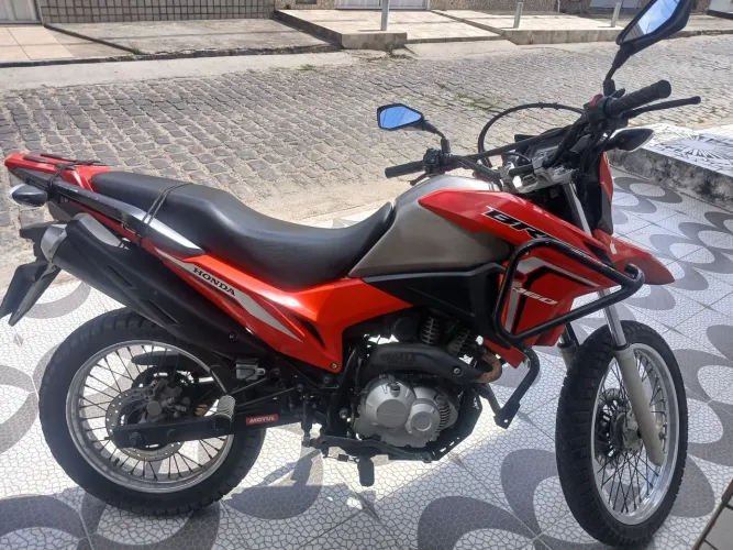 vendo uma bros 160 ano 2023 moto bem conservada no meu nome so vendo moto completa