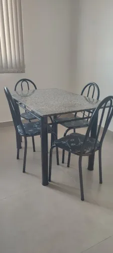Mesa de cozinha c/ 4 cadeiras